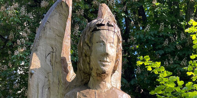 Die holzgeschnitzten Engel im Kirchenpark mussten entfernt werden.