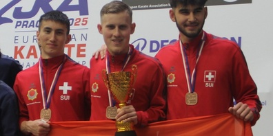 Luca Schönenberger (ganz links) gewinnt mit dem Schweizer Team Bronze an der JKA-Europameisterschaft 2025 in Prag. In der Mitte: Nohau, rechts: Simo.