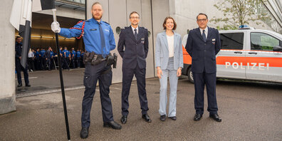 Stadträtin Sonja Lüthi mit altem Kommandant Ralph Hurni (rechts), dem neuen Kommandanten, Fabian Kühner (links) und dem Fähnrich der Stadtpolizei St.Gallen