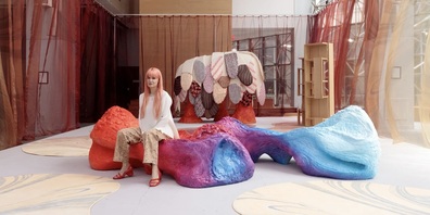 Nadja Stäubli inmitten ihrer Installation CHROMA an der NYCxDesign 2025 in Manhattan.