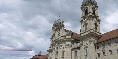 Am Auffahrtstag wandern viele Zugerinnen und Zuger ins Klosterdorf Einsiedeln. (Archivbild)