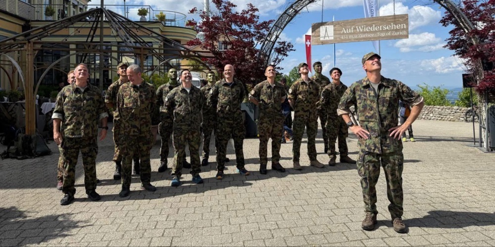 Der Militärmarsch startete auf dem Uetliberg hoch über Zürich.