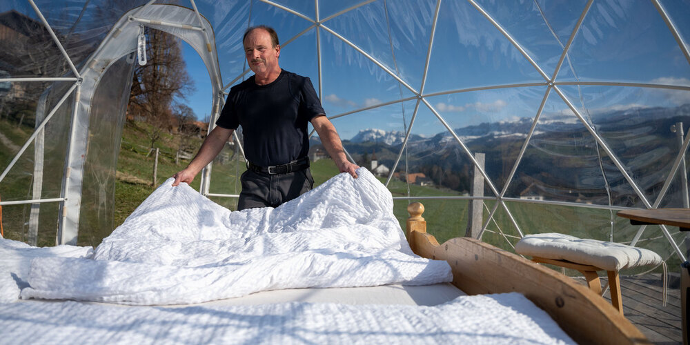 Bei Fritz Berger in Fahrni kann man unter dem Sternenhimmel übernachten, das Stockhorn direkt im Blick. Er und weitere 53 Projekte im Tourismus erhielten im Jahr 2024 Unterstützung der Schweizer Berghilfe. 