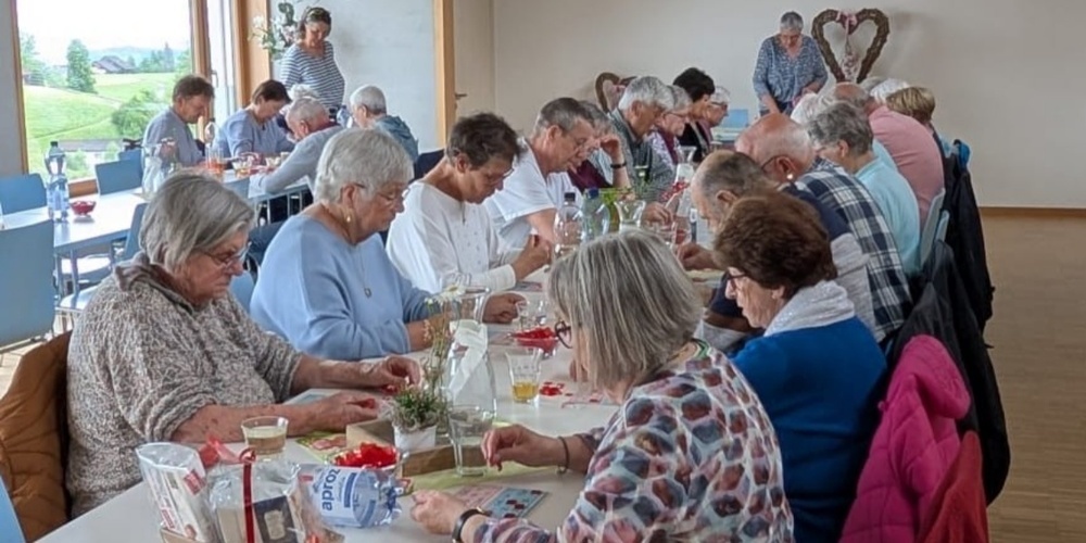 23 Frauen und Männer verbrachten einen schönen Nachmittag beim Lotto-Spiel.