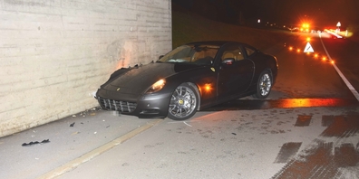 Dieser Sportwagen kollidierte aus ungeklärten Gründen mit der Bahnüberführung. Der Sachschaden ist beträchtlich.