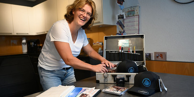 Doris Rusch ist die «Managerin» der Rusch Büeble. Das Verpacken von CDs und Autogrammkarten ist nur ein Teil der Aufgaben, die Doris Rusch übernimmt.