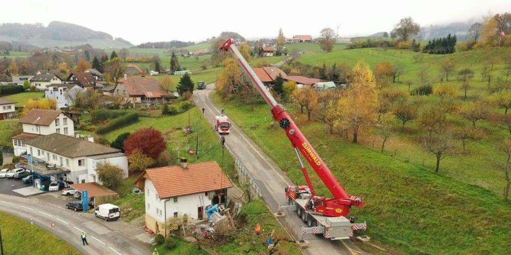Der Lastwagen stürzte in St. Silvester FR eine Böschung hinunter in den Garten eines Wohnhauses.