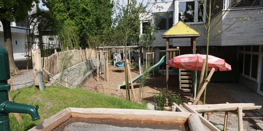 Eindrücke vom Spielplatz im Schulhaus Burgerau der Stiftung Balm
