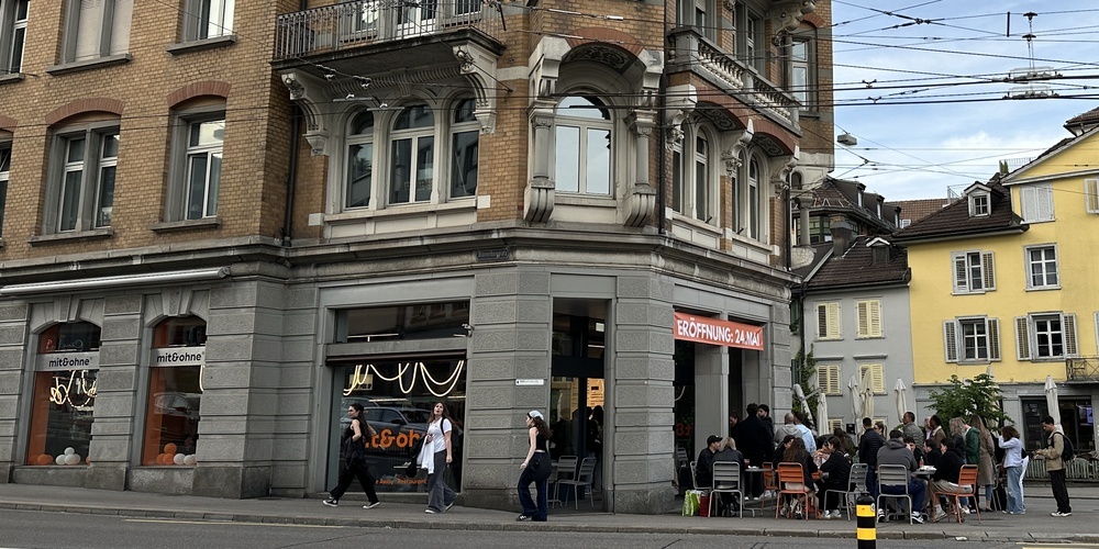 Auch drei Tage nach der Eröffnung stehen die Gäste noch Schlange