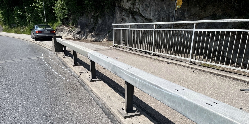 An Auto und Strassenanlagen entstand Sachschaden von rund 6'000 Franken.
