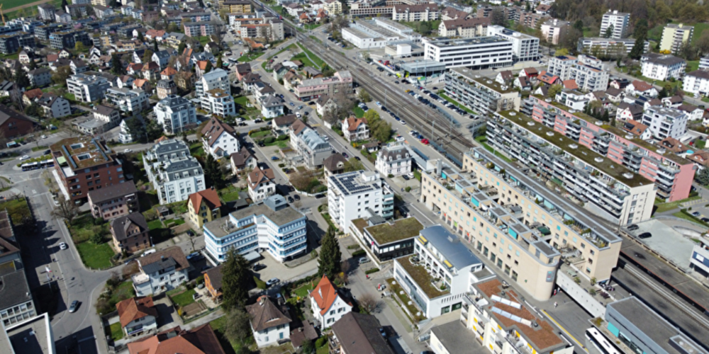 Uster passt ihre Immobilienstrategie an neue Anforderungen wie altersdurchmischtes Wohnen und Nachhaltigkeit an.