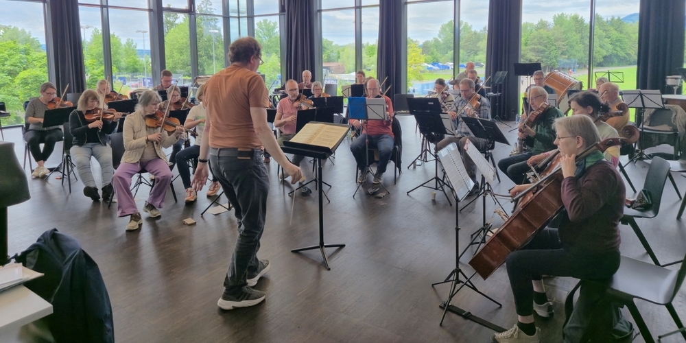 Das Orchester con brio bereitet sich intensiv auf die bevorstehenden Sommerkonzerte vor.   