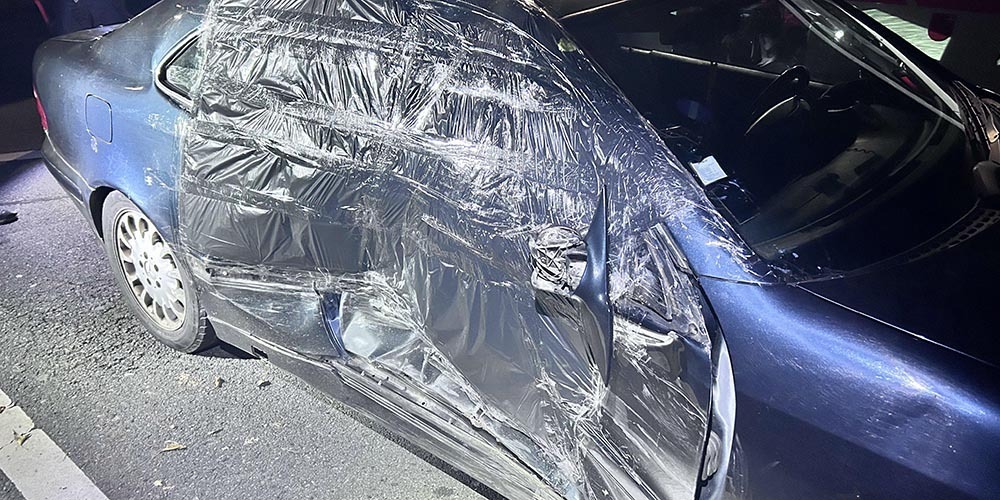 Beim PW war die rechte Fahrzeugseite einge- drückt und mit einer dunklen Plastikfolie zugedeckt.