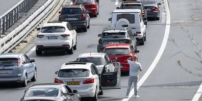 Fast schon ein Dauerzustand: Stau vor dem Gotthard. Derzeit braucht es in Richtung Süden besonders viel Geduld.