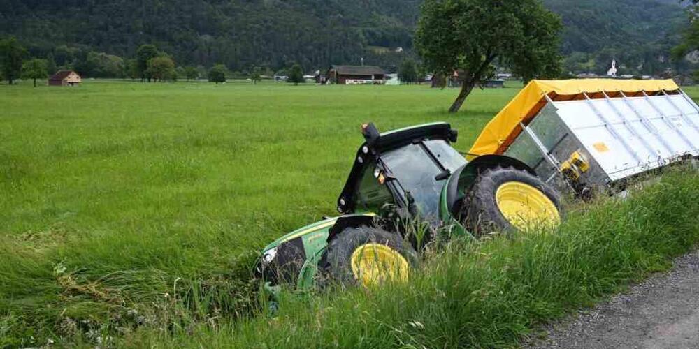 Der 36-Jährige liess den Traktor im Bachbett liegend zurück und konnte später bei sich zu Hause festgenommen werden.