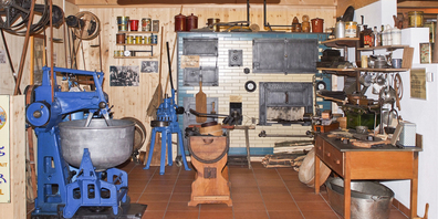 Eine komplett eingerichtete, alte Bäckerei-Konditorei mit Holzofen und transmissionsbetriebenem Maschinenpark.
