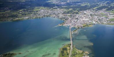 Luftaufnahme der Stadt Rapperswil und dem Seedamm zwischen Zürichsee und Obersee (rechts im Bild). Die regionale Gratiszeitung "Obersee Nachrichten" soll saniert und in einem neuen Format herauskommen. (Archivbild)