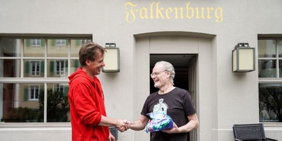 «Danke, Raffaele, für 20 Jahre Treue!» – SCRJ-Teammanager Benno Lehmann (l.) und Raffaele Fumagall vor dem Restaurant Falkenburg am Hauptplatz Rapperswil-Jona.
