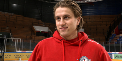 Janis Embacher (19) begann beim EHC Wetzikon mit Eishockey, wechselte aber bereits früh zu den SC Rapperswil-Jona Lakers und hat jetzt den Schritt in die erste Mannschaft geschafft.