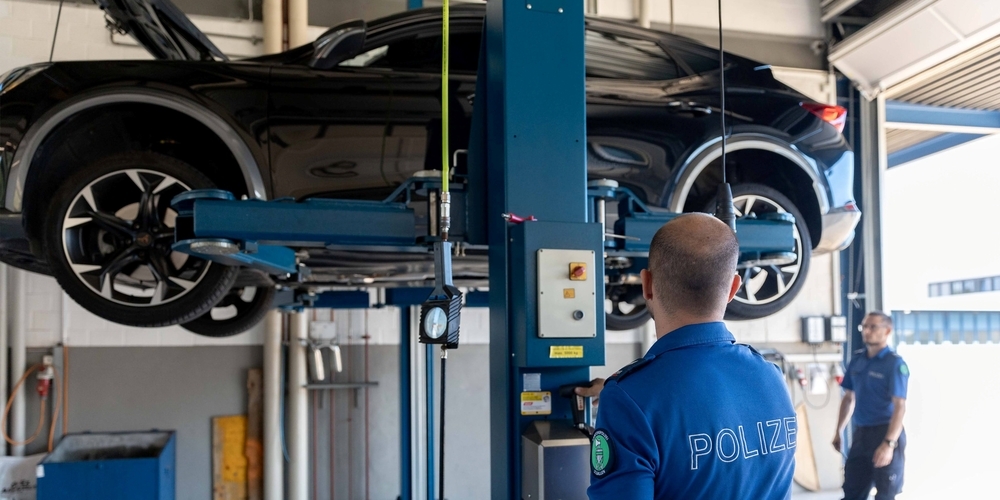 Wegen einer nicht erlaubten Leistungssteigerung wurde eines der Autos sichergestellt und wird einer Leistungsmessung unterzogen. (Symbolbild)