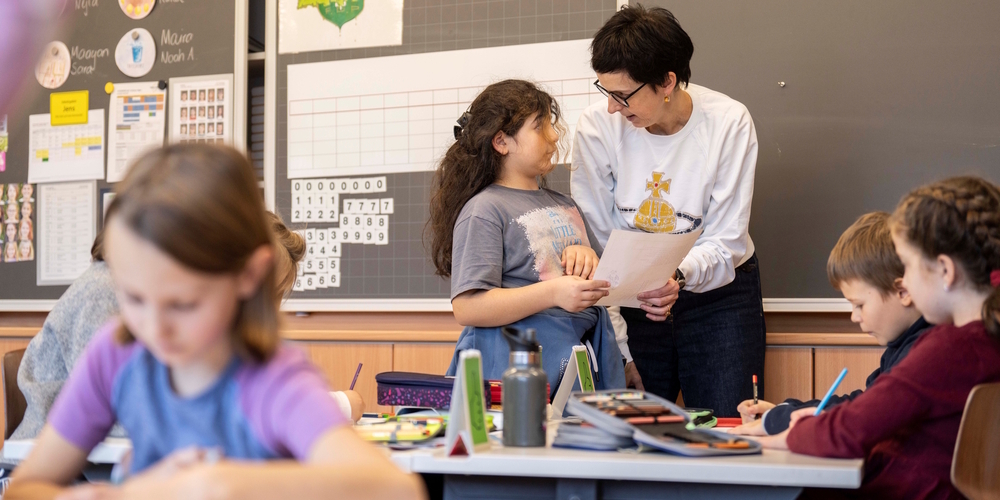 Die St.Galler Regierungspräsidentin Susanne Hartmann (3.v.l.) beim Besuch einer Schule in Wangs.