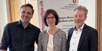 Begrüssen Frauke Förger, Chefärztin der Klinik für Rheumatologie am Kantonsspital  St. Gallen, im Vorstand: Referent Christoph Ackermann (links) und Christian Hasler,  Präsident der regionalen Rheumaliga (rechts).