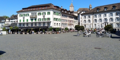 Am Auffahrtstag kam es auf dem Fischmarktplatz in Rapperswil zu einem gewaltsamen unbewaffneten Raub. Verdächtigt wird ein Tunesier. (Archivbild)