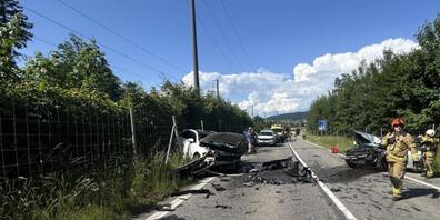 Die Aaretalstrasse in Döttingen AG blieb nach dem Unfall mehrere Stunden gesperrt.