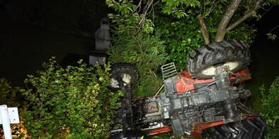 Die Polizei fand den Traktor im abfallenden Wiesland vor.