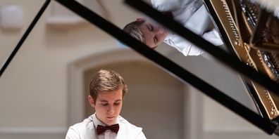 Ehre, wem Ehre gebührt: der junge Pianist wird ausgezeichnet.