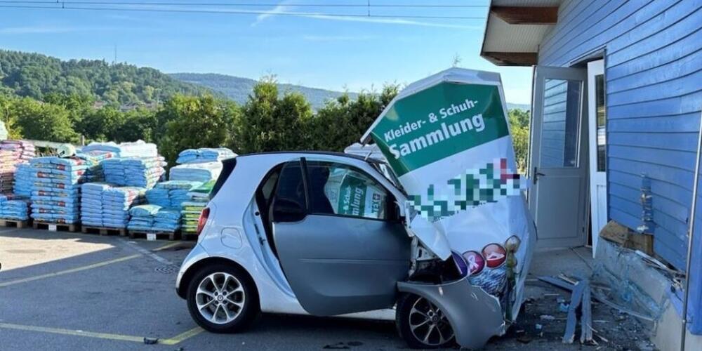 Ein 58-jähriger Lenker landete mit seinem Auto in einem Altkleider-Container. Er erlitt schwere Verletzungen.