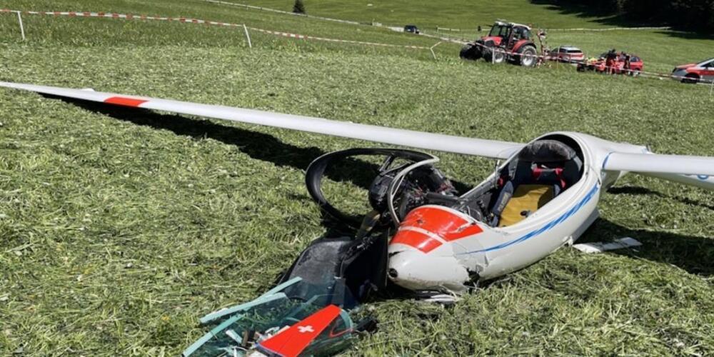 Die Rega lieferte den Piloten mit unbekannten Verletzungen ins Spital ein.