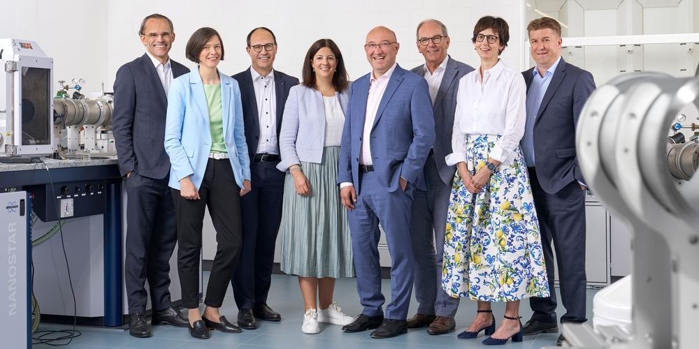 St.Galler Regierungsfoto 2025 bei der Empa: (v.l.) Staatssekretär Benedikt van Spyk, Bettina Surber, Marc Mächler, Laura Bucher, Regierungspräsident Beat Tinner, Bruno Damann, Susanne Hartmann, Christof Hartmann.