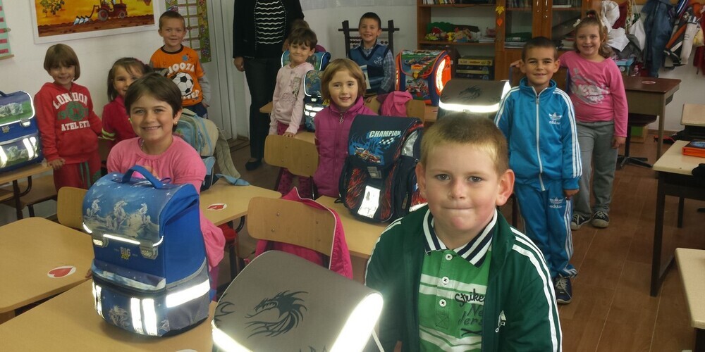 Rumänische Schüler mit Schultaschen aus der Schweiz