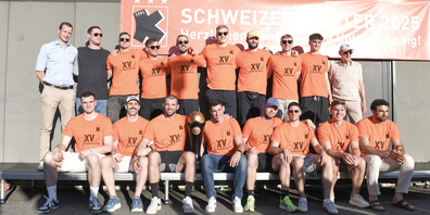 Das Fanionteam der Kadetten Schaffhausen feiert sich ausgelassen. 