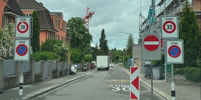 Bis hier und nicht weiter: Knapp vor der Stadtgrenze wird der Verkehr gestoppt.