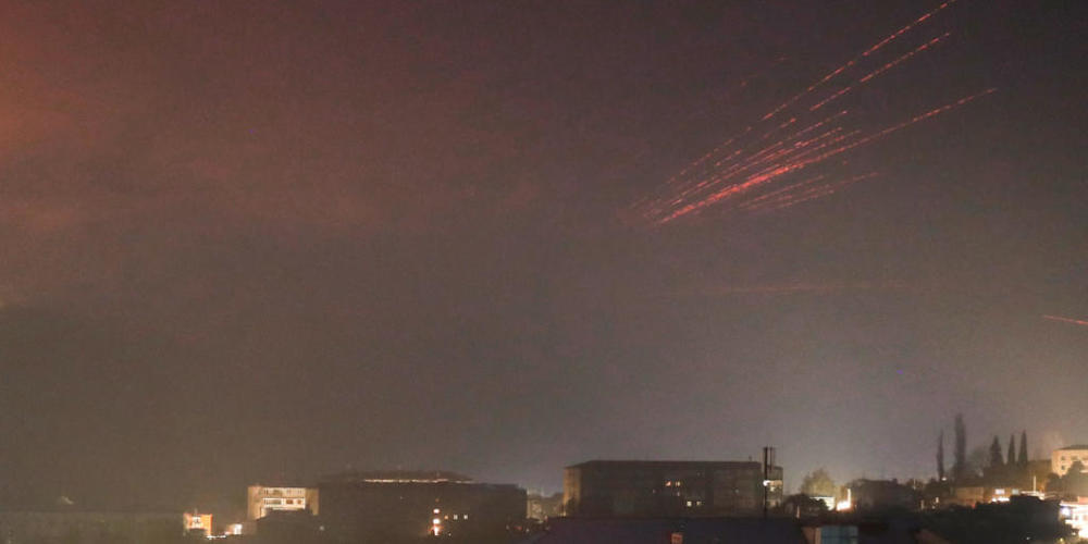 dpatopbilder - Spuren von Leuchtspurmunition erhellen den Himmel während der Kämpfe zwischen armenischen und aserbaidschanischen Streitkräften. Die Kämpfe um das separatistische Gebiet Berg-Karabach gehen weiter, wobei sich die Streitkräfte beider...