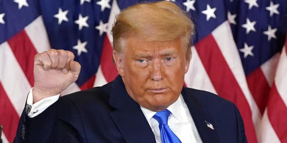 dpatopbilder - US-Präsident Donald Trump hebt seine Faust, nachdem er am frühen Mittwoch, dem 4. November 2020, im Ostsaal des Weißen Hauses in Washington seine Rede gehalten hat. Foto: Evan Vucci/AP/dpa
