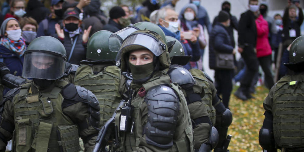 Polizisten blockieren eine Straße vor Demonstranten während einer Kundgebung der belarussischen Opposition. Trotz neuer Gewaltandrohung haben Zehntausende Menschen gegen den Langzeitpräsidenten Lukaschenko demonstriert. Foto: Uncredited/AP/dpa