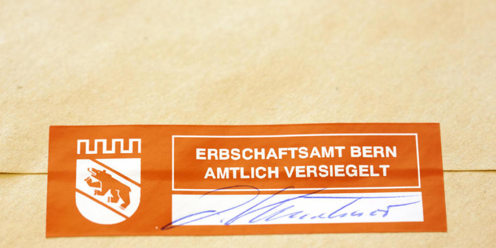 In der Corona-Krise werden gemäss einer Umfrage mehr Testamente verfasst. Dabei wird weniger an gemeinnützige Organisationen gespendet. (Archivbild)