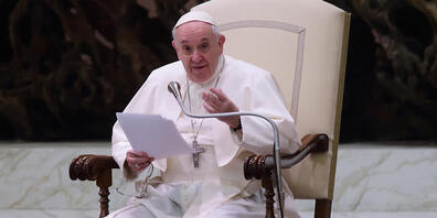 Papst Franziskus spricht während seiner wöchentlichen Generalaudienz in der Halle Paul VI. im Vatikan. Foto: Evandro Inetti/ZUMA/dpa