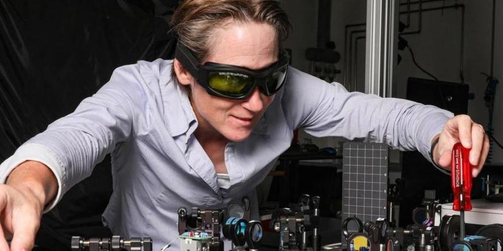 Sylvie Roke im Labor für grundlegende BioPhotonics der ETH Lausanne. Sie baut Mikroskope, welche die Analyse von Zellmembranen mit noch nie dagewesener räumlicher und zeitlicher Genauigkeit ermöglichen. (© Alain Herzog/EPFL, aufgenommen vor Inkraf...