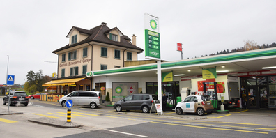 Der Verkehr an der Churerstrasse in Pfäffikon soll zukünftig besser fliessen. Deshalb prüft die Gemeinde Freienbach den Kauf der Liegenschaften der Schweizerhof Garage AG sowie Realersatz dafür in Wilen. (Bild: Patrizia Baumgartner)