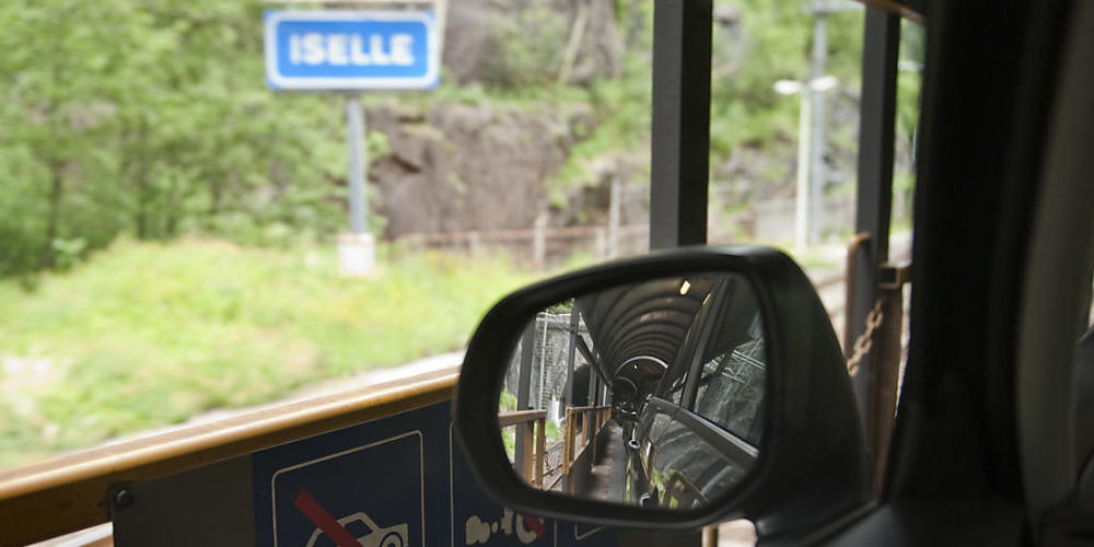 Die BLS schränkt den Betrieb der Autoverladezüge am Simplon wegen der Corona-Pandemie ein. (Archivbild)