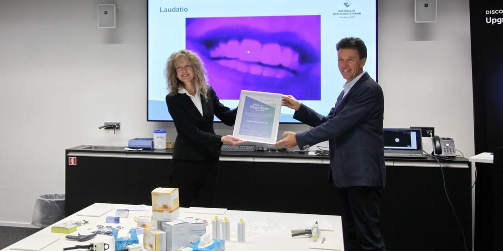 Brigitte Lüchinger überreicht Martin Schaufelberger die Urkunde