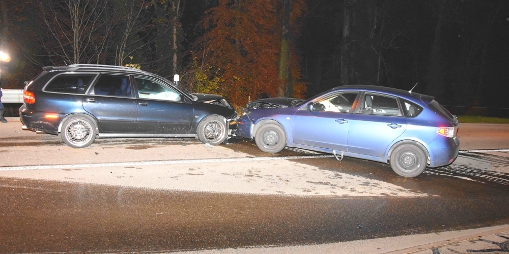 Durch die Kollision wurden zwei Personen leicht verletzt. Der Sachschaden beträgt rund 30'000 Franken.