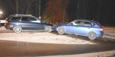 Durch die Kollision wurden zwei Personen leicht verletzt. Der Sachschaden beträgt rund 30'000 Franken.