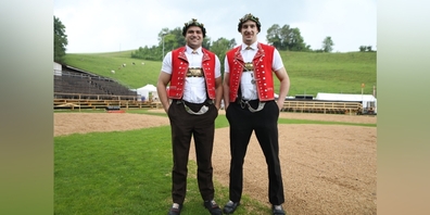 Marcel Räbsamen und Damian Ott mit dem Kranz am Basellandschaftlichen Kantonalschwingfest.