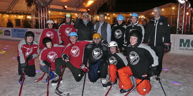 Noch im Januar konnten Jugendliche ihr Eishockeytalent beim «Stosswirt» Jürgen Risse (hintere Reihe vierter von links) erproben (Bilder: Ulrike Huber)