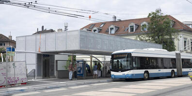 Ein Buschauffeur soll einen Passagier beim Bahnhof Wipkingen rassistisch beleidigt haben. Er musste sich am Dienstag vor dem Bezirksgericht Zürich verantworten. (Symbolbild)